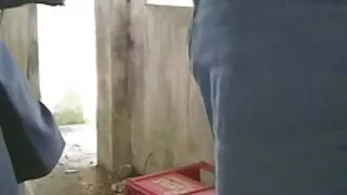 Două fete tinere se ocupă xxx femei mature de o sculă și de sperma lui