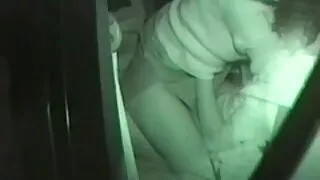 Roșcată fată dezbrăcat în fața unui tip și futai paros provoacă la dracu