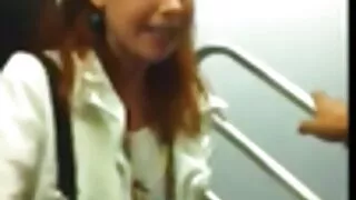 Blonda vomita de la futute la servici orgasm stând pe un penis tare