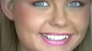Skinn ragazza fată în costum de baie sincer futaiuri cu fete tinere dându-se lângă piscină