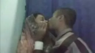 Întuneric jupuit ușuratică femeie tânără dezlănțuit un filme sexi cu negri alb jupuit tip la dracu