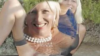 Fata a supt penisurile cu gura și a lăsat falusurile în găurile se fut in cur umede