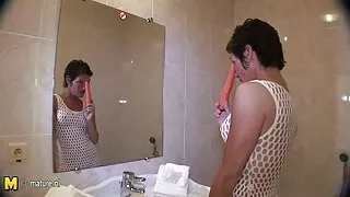 Tânăr mama face sex cu fiul ei elegant jock fute prietenul pe podea